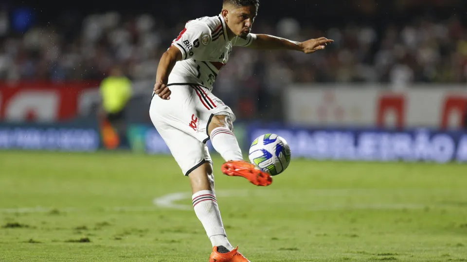 São Paulo bate Athletico com brilho de reservas e sai na frente nas oitavas